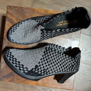 Bernie Mev. Chesca Pumps.